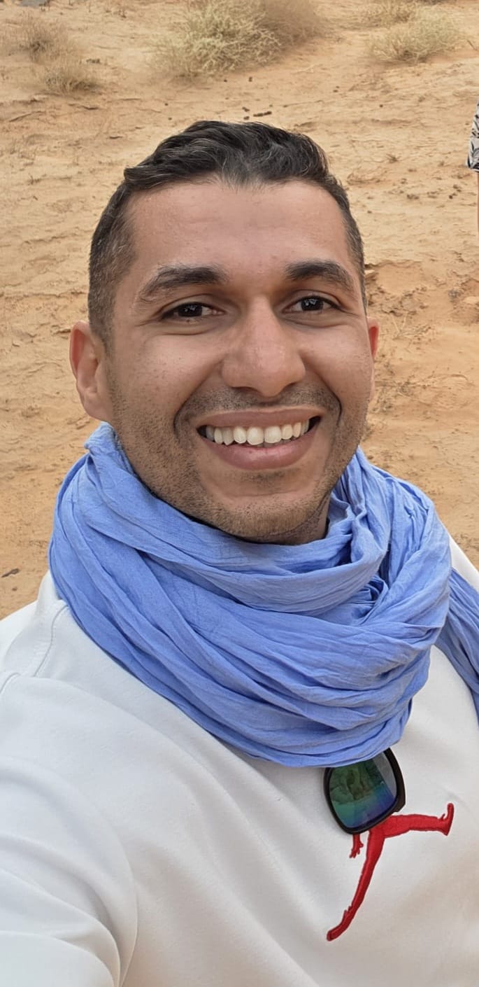 Riad Gacem, 38 ans, en pleine expédition dans le désert