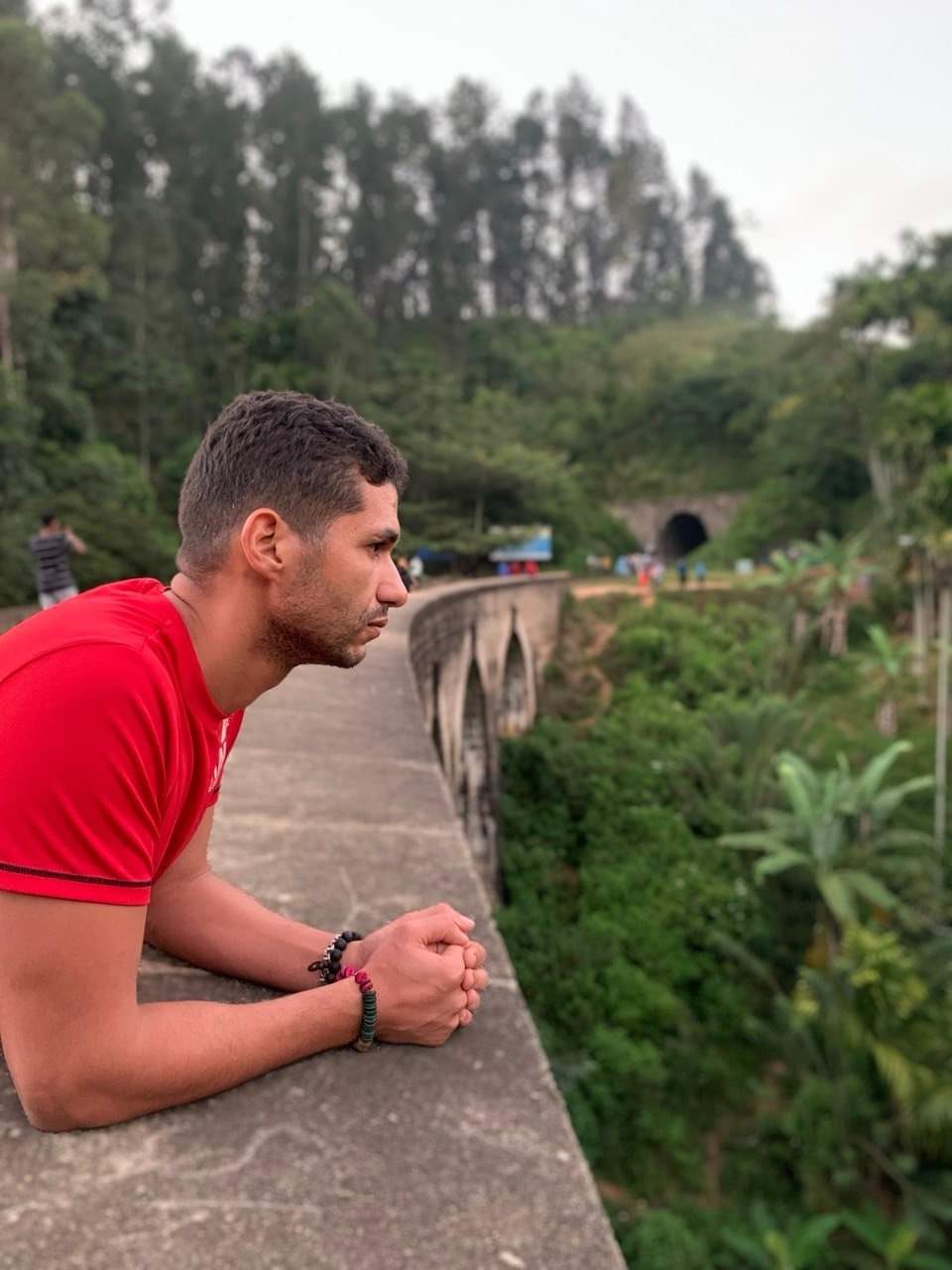 Riad, pensif, sur un pont au Sri Lanka